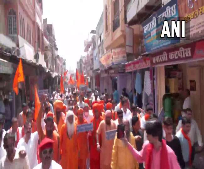 राजस्थान के अलवर में मंदिर तोड़े जाने के विरोध में साधु-संतों ने निकाली आक्रोश रैली