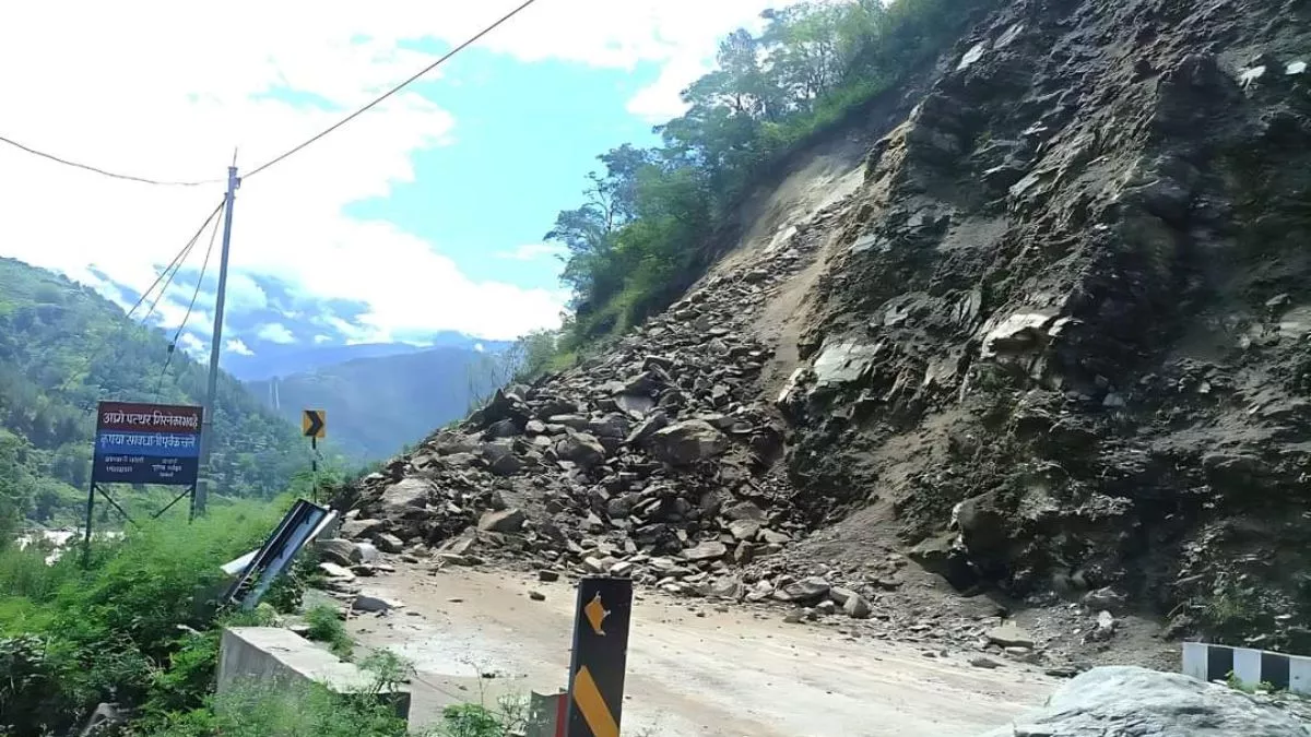 Badrinath National Highway पर यातायात एक बार फिर बाधित, छिनका के पास गिरा मलबा; मलबा हटाने का काम जारी