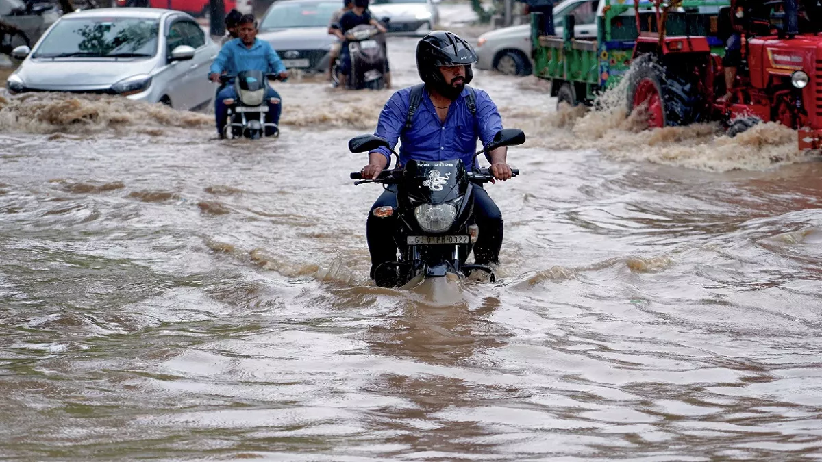 LIVE Monsoon Update Today: दिल्ली-यूपी से लेकर गुजरात और महाराष्ट्र तक झमाझम बारिश, पहाड़ों के लिए अलर्ट जारी
