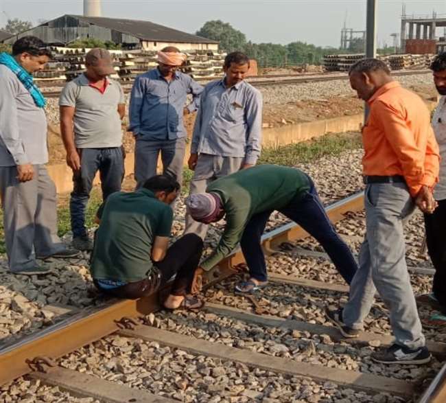 सोनभद्र में राहगीर के प्रयास ने टाला रेल हादसा, दौड़कर टूटी रेल पटरी की जानकारी दी