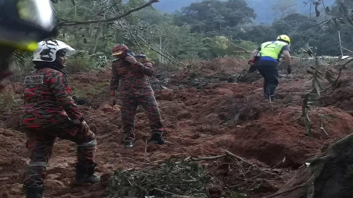 Malaysia landslide 2022: भूस्खलन में फंसे 12 लापता लोगों की तलाश दूसरे दिन भी जारी, अब तक 21 की हो चुकी मौत