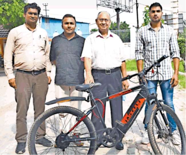 बीटेक के छात्रों ने तैयार की ई-साइकिल, एक बार चार्ज करने पर 35 किमी की रफ्तार से 30 किमी तक चलेगी