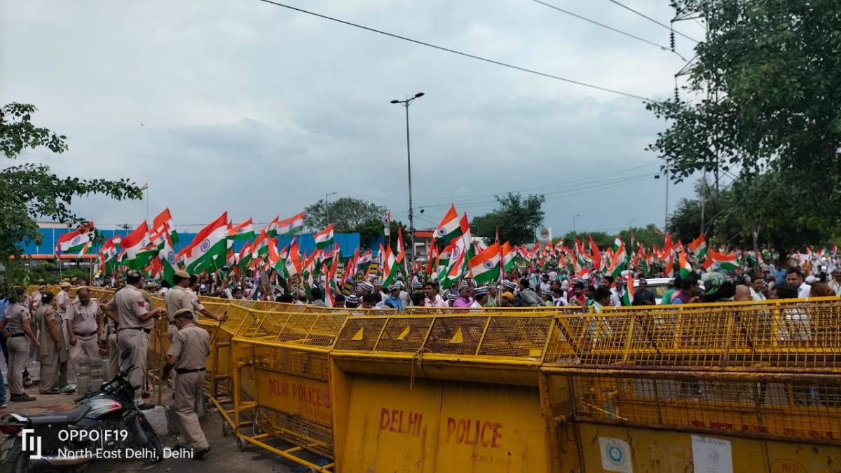 Delhi Tiranga Yatra: दिल्ली पुलिस ने वजीराबाद रोड पर रोकी राष्ट्रीय रोजगार कानून की मांग को लेकर निकाली जा रही तिरंगा यात्रा