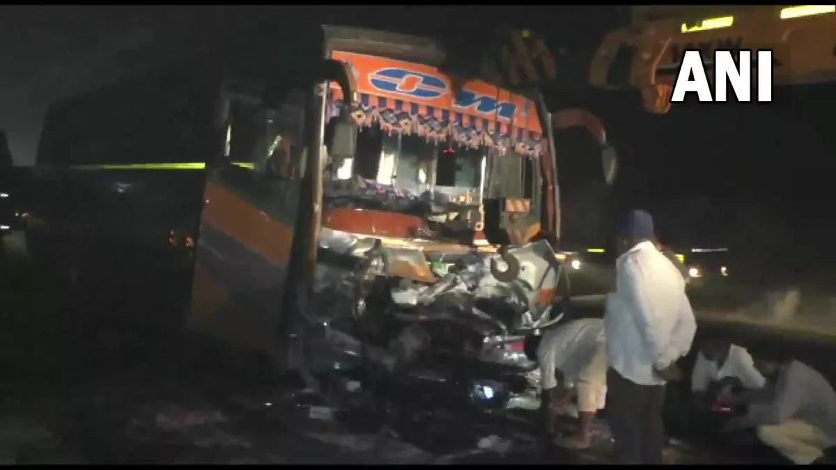 Navsari Gujarat News: गुजरात के नवसारी में बड़ा हादसा, बस चलाते वक्त ड्राइवर को आया हार्ट अटैक; 9 लोगों की मौत