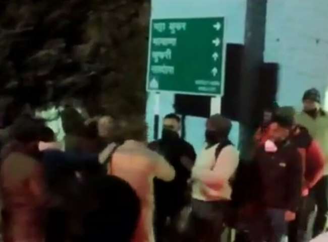 VIDEO: शिमला में पर्यटक की सरेआम गुंडागर्दी, बीच सड़क पर पुलिस एएसआइ को जड़ दिया थप्‍पड़