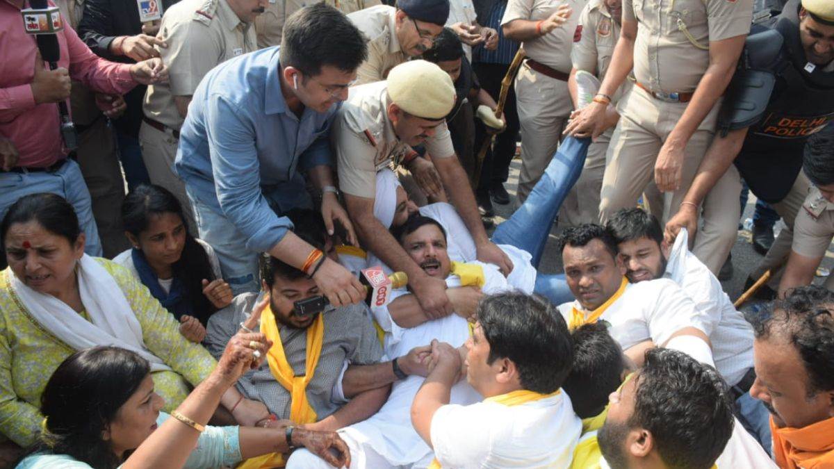 Delhi News: सीबीआइ दफ्तर के बाहर AAP का प्रदर्शन, नेताओं को दिल्ली पुलिस ने घसीटकर हटाया