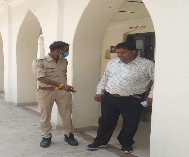 कानपुर : खुद को पुलिस वाला बता चेकिंग कर रायबरेली के दवा व्यापारी से हड़पे 90 हजार रुपये