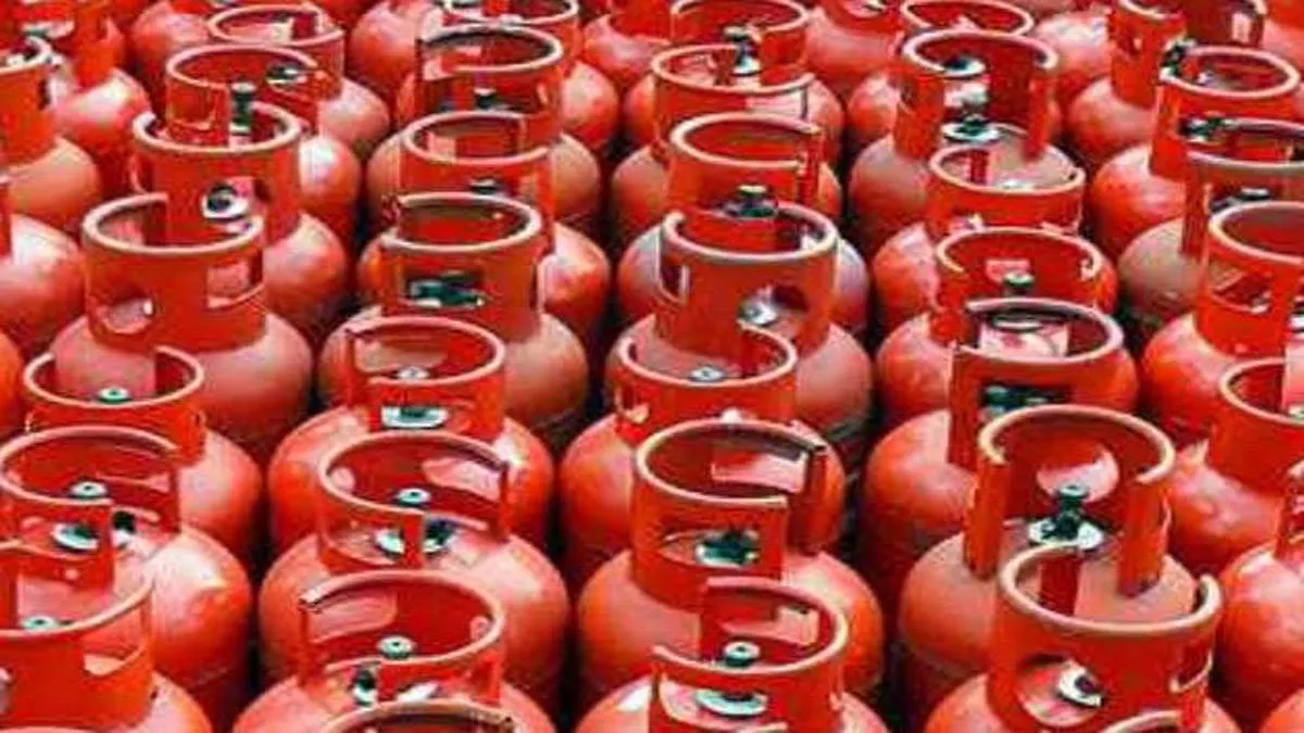 त्योहार से पहले सरकार का तोहफा, 200 रुपये सस्ता हुआ घरेलू LPG गैस सिलेंडर