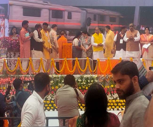 LIVE : कानपुर मेट्राे डिपो के माडल का सीएम योगी ने किया निरीक्षण, बटन दबाकर ट्रेन को किया रवाना