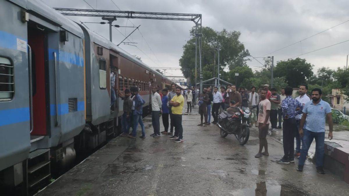 Train Fire News: बिहार से दिल्ली आ रही सत्याग्रह एक्सप्रेस ट्रेन के का टायलेट में लगी आग