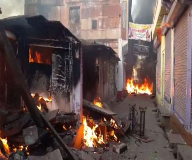 Karauli incident of Rajasthan: चश्मदीद और पुलिस ने माना, समुदाय विशेष ने छतों पर एकत्रित कर रखे थे पत्थर