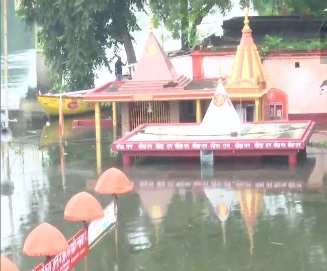Flood Level in Varanasi : वाराणसी तथा पास के क्षेत्रों में 161 गांव बाढ़ से प्रभावित, जलस्तर घटने के बाद भी खतरे के निशान से ऊपर गंगा नदी