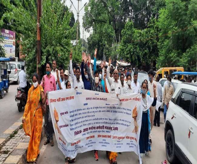 MGNREGA कर्मचारी संगठन का मांगों को लेकर प्रदर्शन, प्रयागराज में डीएम को सौंपा ज्ञापन व चेताया