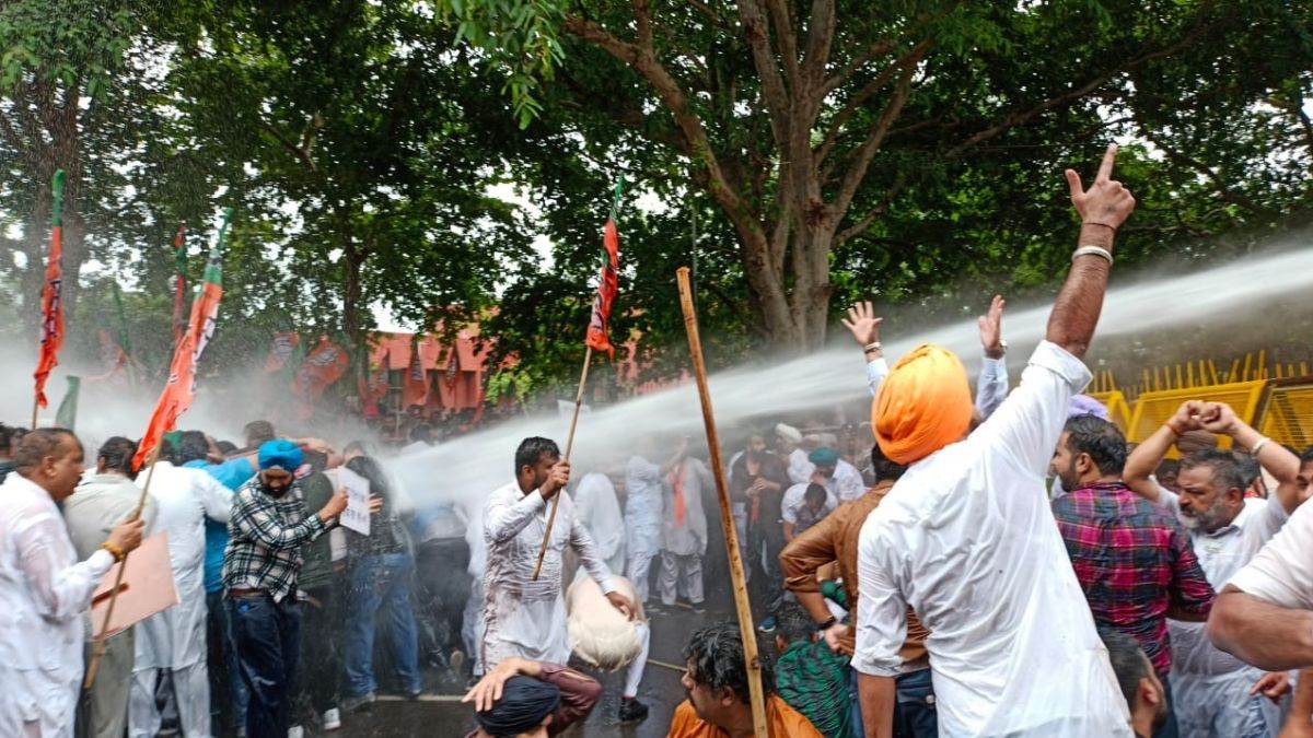 BJP vs AAP: पंजाब सीएम आवास घेरने जा रहे भाजपा नेताओं पर पुलिस ने किया लाठीचार्ज, कई नेता घायल