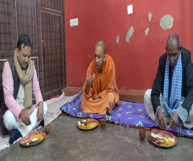 गोरखपुर में दलित के घर मुख्यमंत्री योगी आद‍ित्‍यनाथ ने खाई खिचड़ी, जानें- क्या है 40 वर्ष पुरानी ये परंपरा