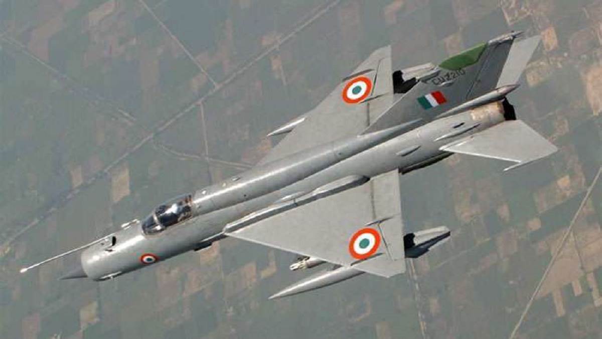 MiG-21 Fighter Jet: जिस मिग-21 विमान पर उठ रहे सवाल, उसी से 'अभिनंदन' ने पाकिस्तान के हाइटेक F-16 को खदेड़ पाया था 'वीर चक्र'