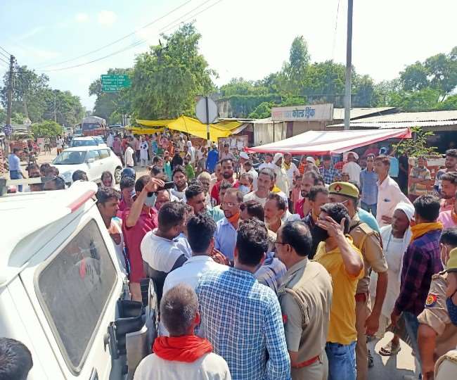 सुलतानपुर में बैंक फ्रेंचाइजी में बदमाशों ने बोला धावा, विरोध करने पर युवक को मारी गोली; आक्रोशित ग्रामीणों ने शव रखकर किया प्रदर्शन