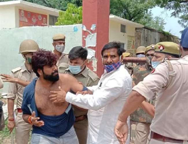 UP Block Pramukh Chunav: हमीरपुर में सपा-भाजपा कार्यकर्ताओं में मारपीट व पथराव, प्रत्याशी व भाई घायल