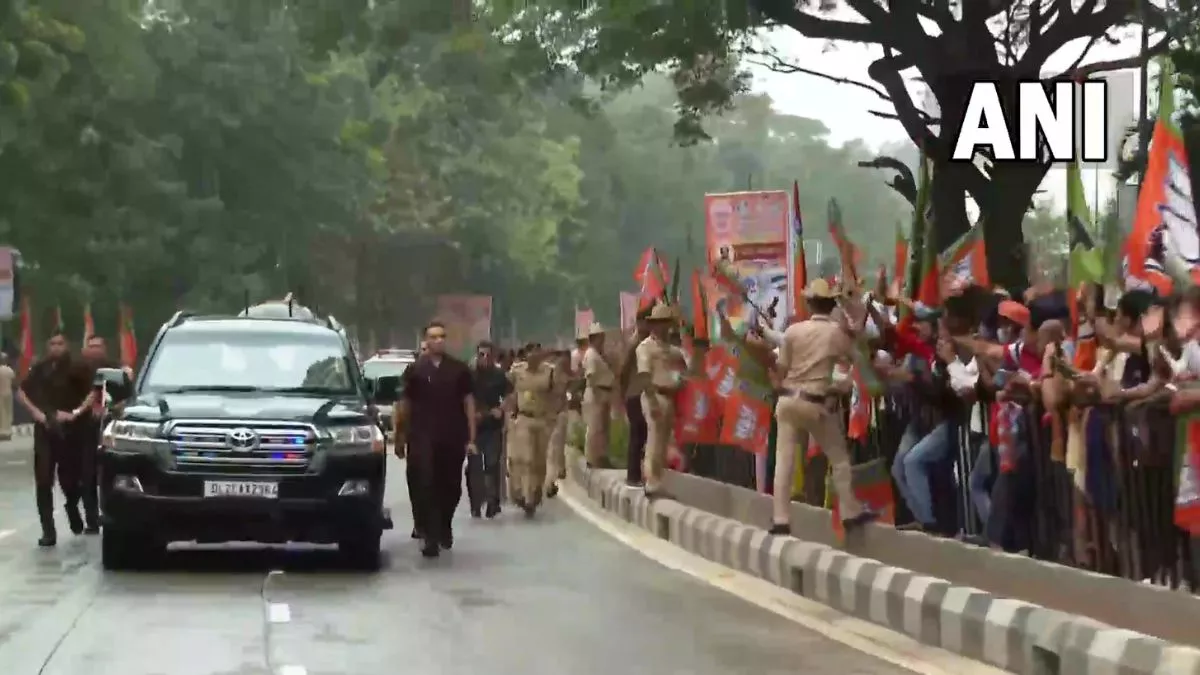 PM Modi ने बेंगलुरु की सड़क से गुजरते हुए अचानक रुकवा दी कार, जानें आखिर क्या थी वजह