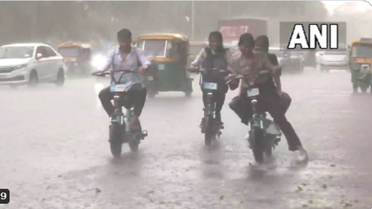 Delhi Rains Update: दिल्ली-एनसीआर के कई इलाकों में झमाझम बारिश, उमस भरी गर्मी से राहत मिलने के आसार