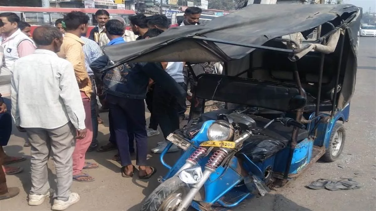 Madhya Pradesh: चलती बस में हार्ट अटैक आने से चालक की मौत, तीन लोगों को रौंदा