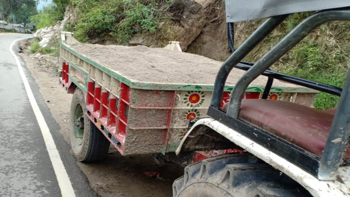 Illegal Mining in Karsog : करसोग में अवैध खनन कर रेत भरकर ला रहे ट्रैक्टर का एसडीएम ने काटा चालान, सख्त कार्रवाई के दिए निर्देश