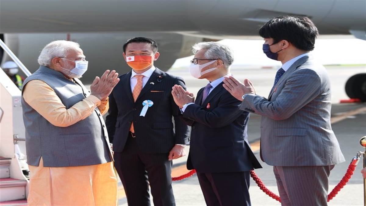 PM Modi arrives in Tokyo: प्रधानमंत्री नरेंद्र मोदी जापान की राजधानी टोक्यो पहुंचे, प्रवासी भारतीयों ने किया गर्मजोशी से स्वागत
