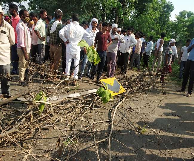 फर्रुखाबाद: सड़क दुर्घटना में युवक की मौत पर लगा रहा दो घंटे जाम, डीएम को बुलाने की मांग पर अड़े ग्रामीण