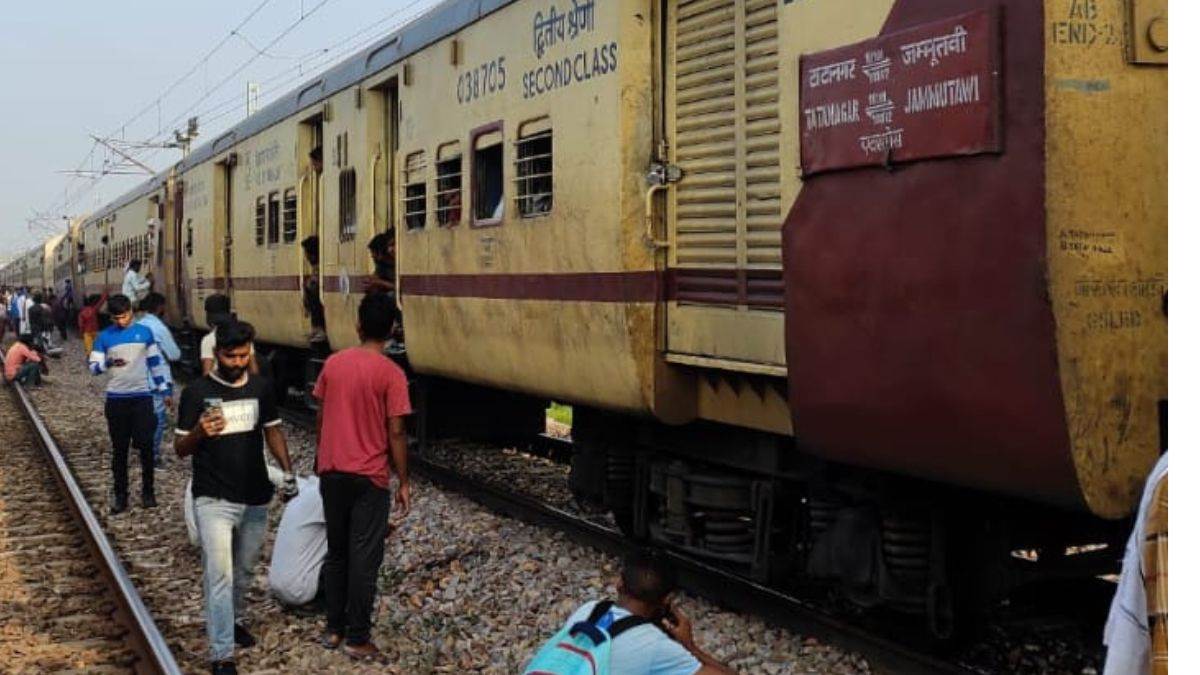 UP News : जम्मू से टाटानगर जा रही ट्रेन अलीगढ़ के पास बेपटरी, बोगियों को काटकर किया जा रहा अलग