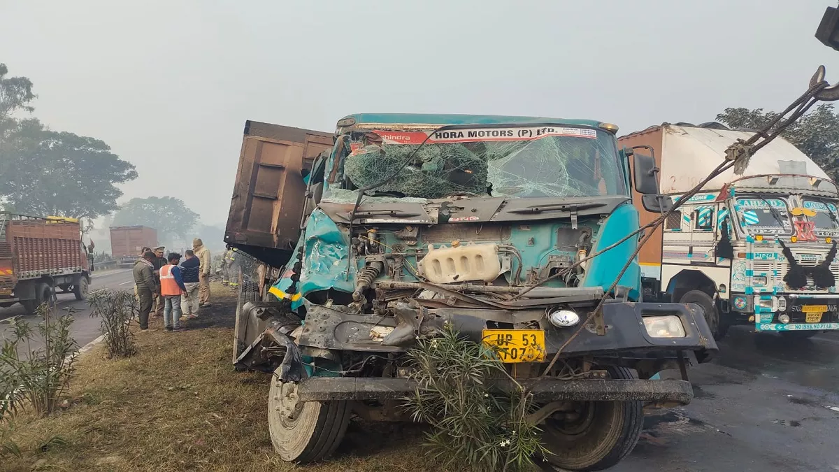 UP Accident: कानपुर-लखनऊ हाइवे पर टकराए चार वाहन, डंपर में आग लगने से दो जिंदा जले, एक की कूदने से मौत
