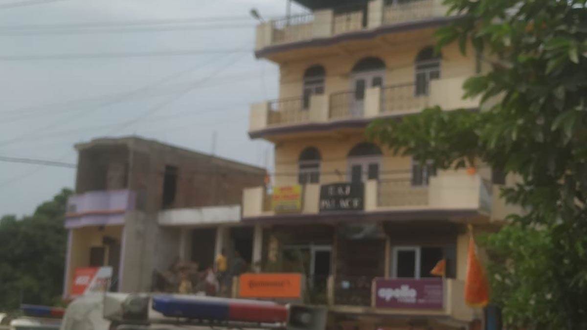 भागलपुर : होटल में चार जोड़ा लड़का-लड़की अलग-अलग कमरे में थे बंद, नहीं खोल रहे थे फाटक, फ‍िर...