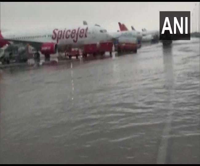 Delhi Rain News Update: बारिश से दिल्ली-एनसीआर की सड़कों का बुरा हाल, IGI एयरपोर्ट पर भी भरा पानी; विमान सेवाएं प्रभावित
