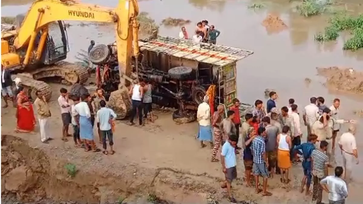 MP Datia Accident: दतिया में बड़ा हादसा, निर्माणाधीन पुल के पास पलटा मिनी ट्रक; पांच लोगों की मौत