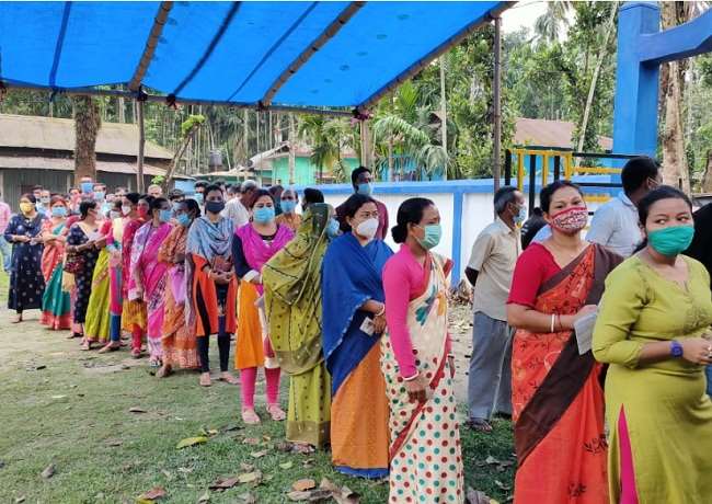 West Bengal Civic Polls: बंगाल में छिटपुट हिंसा के बीच मतदान, बिधाननगर के में दो प्रत्याशियों से हाथापाई