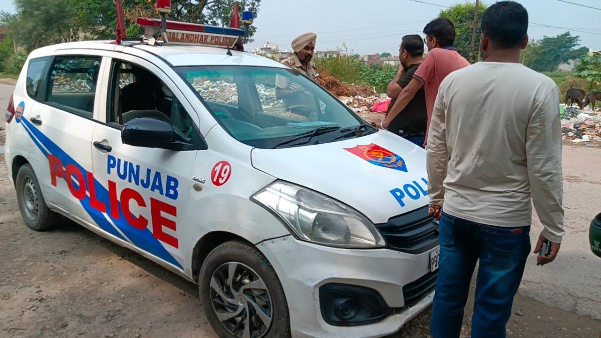 Accident in Jalandhar : गाड़ी को ओवरटेक करते कैंटर की चपेट में आया मोटरसाइकिल सवार व्यक्ति, पिछला टायर ऊपर से निकला; मौके पर ही मौत