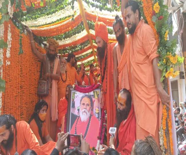 Narendra Giri Death: श्रीमठ बाघम्‍बरी गद्दी से निकली महंत की अंतिम यात्रा, उमड़े भक्‍त