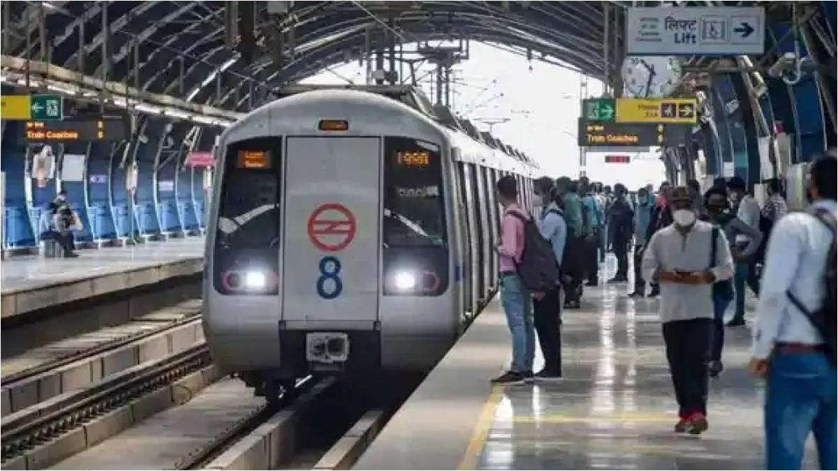 मेट्रो में ट्रैवल करें, ट्रबल नहीं... ट्रेन में रील्स और डांस वीडियो बनाने वालों के लिए DMRC की चेतावनी