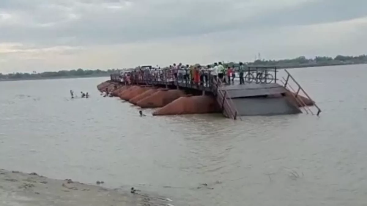 Bihar: वैशाली में आंधी-बारिश से गंगा में बह गया पीपा पुल, सड़क से संपर्क टूटा; तीन लाख आबादी अब नाव के सहारे