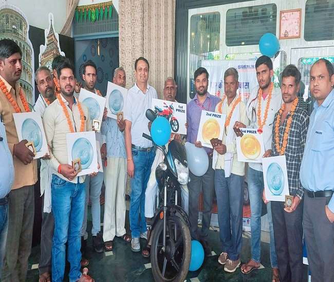 लकी-ड्रा विजेता किसान को मिली बाइक की चाबी तो खुशी का ठिकाना नहीं रहा Aligarh news