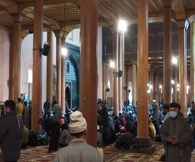श्रीनगर में ऐतिहासिक जामिया मस्जिद में 31 हफ्तों बाद पढ़ी गई जुमे की नमाज, सुरक्षा के रहे कड़े प्रबंध