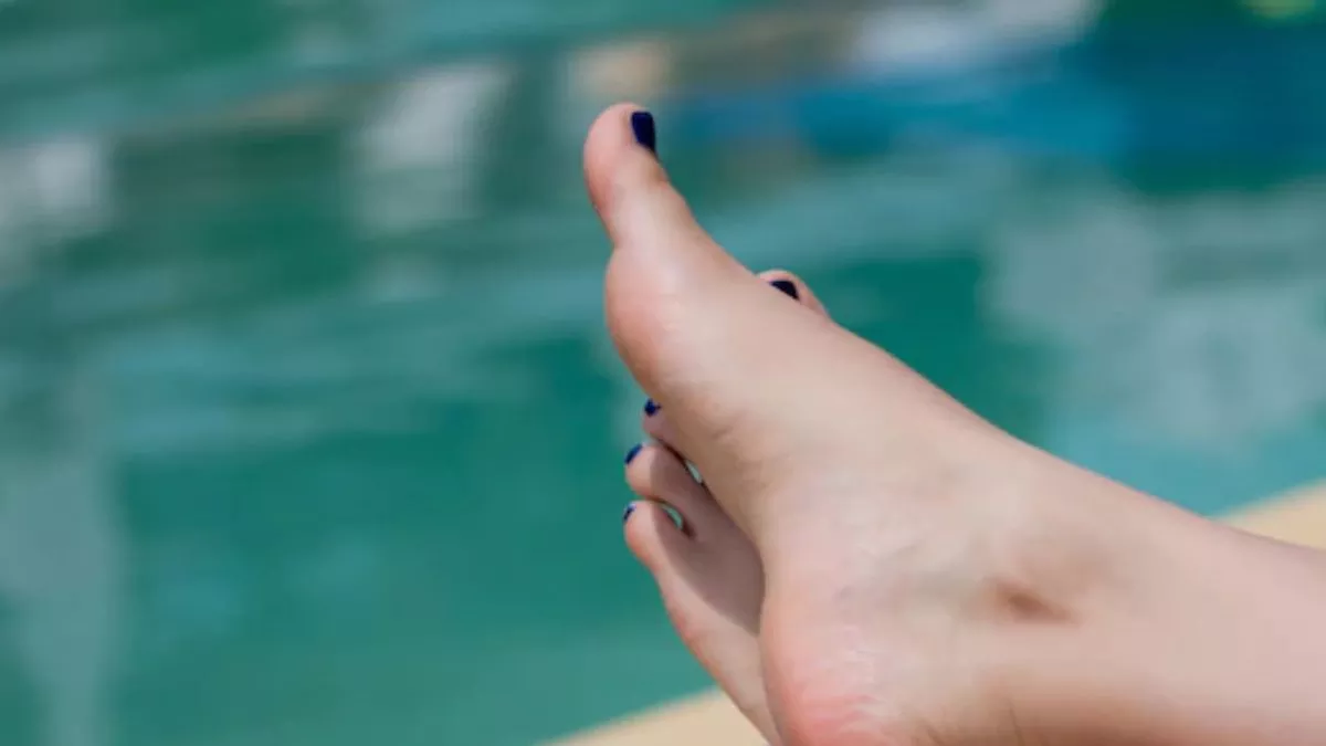 Feet Tanning: पैरों की टैनिंग हटाने के लिए आजमाएं ये घरेलू उपाय, कालापन होगा दूर