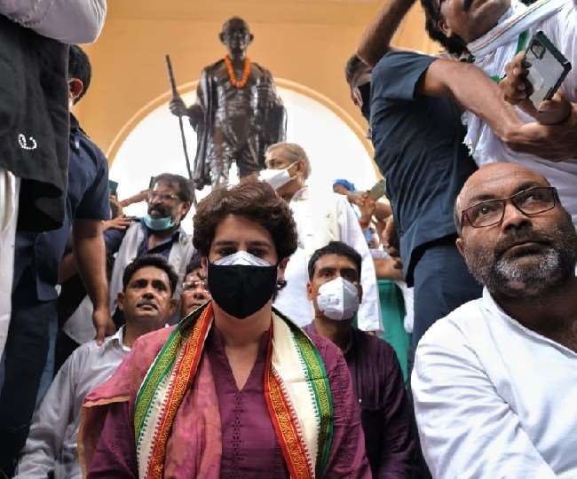 लखनऊ पहुंचीं प्रियंका ने गांधी प्रतिमा पर किया माल्यार्पण, कानून-व्यवस्था के खिलाफ मौन धरने पर बैठीं