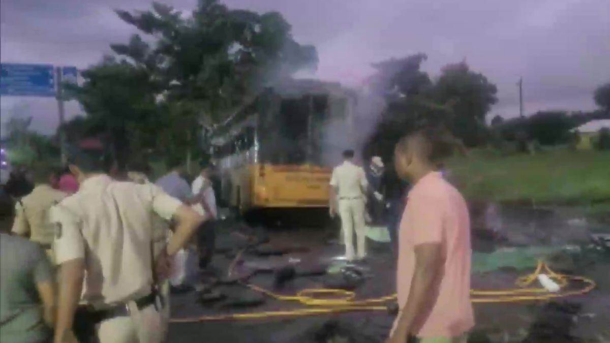 Nasik Accident: महाराष्ट्र के नासिक में बस में आग लगने से 11 जिंदा जले, कई लोगों ने खिड़की से कूदकर बचाई जान