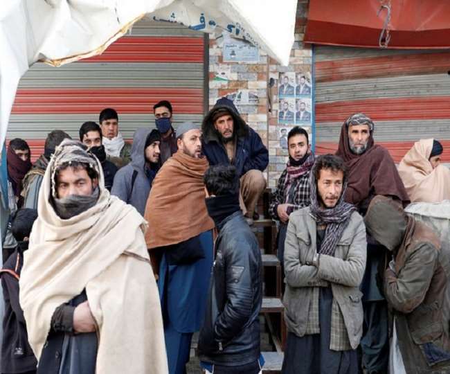 काबुल के एटीएम में कैश नदारद, बंद हैं बैंक; पाई-पाई को मोहताज हुए लोग