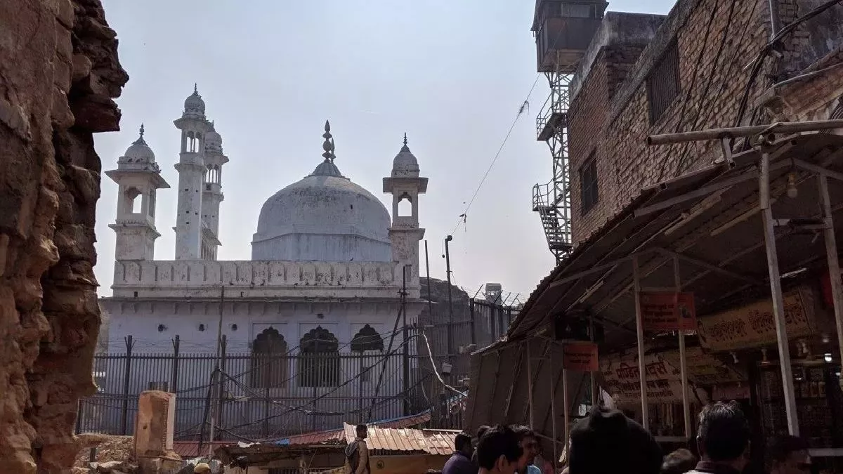 Gyanvapi Case: तहखाने को लेकर मंदिर-मस्जिद पक्ष आमने-सामने, पूजा-अर्चना की उठी मांग; अदालत में आज होगी सुनवाई
