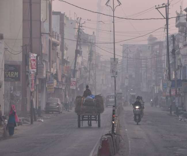 Weather in UP: उत्तर प्रदेश में धुंध से बढ़ी ठंड, पश्चिमी उत्तर प्रदेश के जिलों में वायु प्रदूषण से राहत नहीं