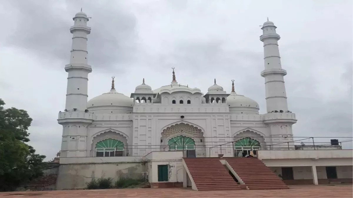   लक्ष्मण टीला मामले में मुस्लिम पक्ष को बड़ा झटका, कोर्ट ने पुनरीक्षण याचिका की खारिज; बढ़ाई गई मस्जिद की सुरक्षा