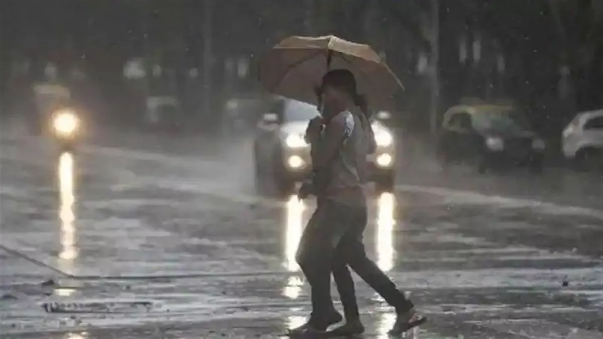 UP Weather: लखनऊ-कानपुर सह‍ित यूपी के कई शहरों में सुबह से हो रही बार‍िश, IMD का 35 ज‍िलों में रेन अलर्ट