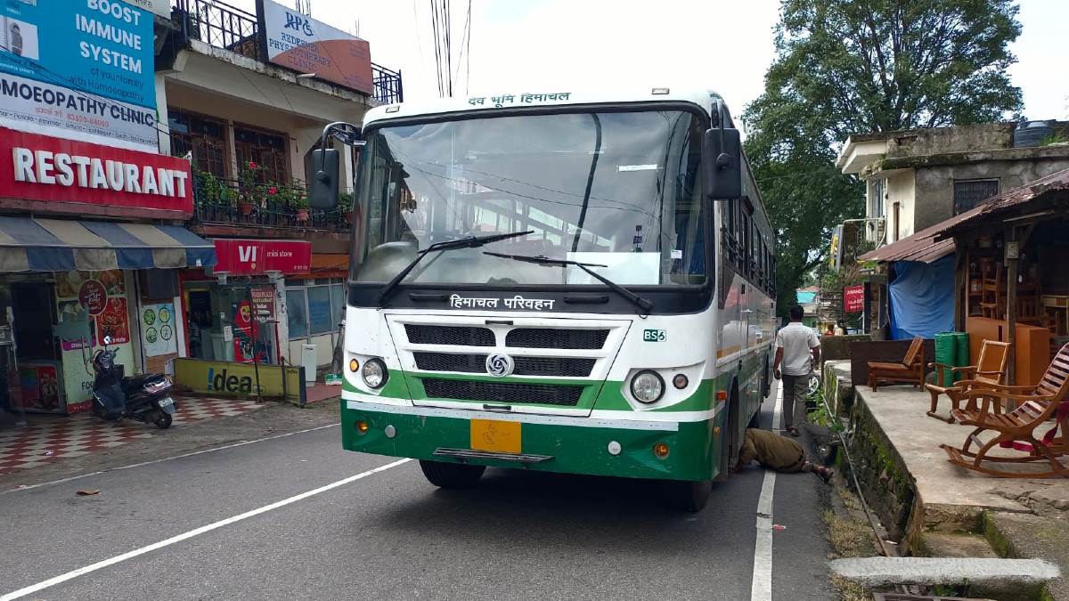 HRTC New Buses: यह क्‍या... घर पहुंचने से पहले ही हांफ गई एचआरटीसी की नई बस, अड्डे से तीन किमी पीछे हो गई खराब