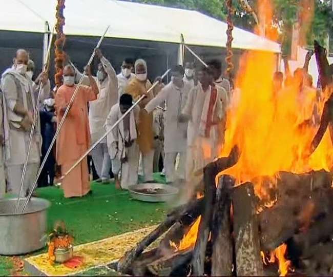 Cremation of Kalyan Singh: नरौरा घाट पर पूर्व मुख्‍यमंत्री कल्‍याण स‍िंह का अंतिम संस्‍कार, पुत्र राजवीर स‍िंह व दो पौत्र ने दी मुखाग्नि